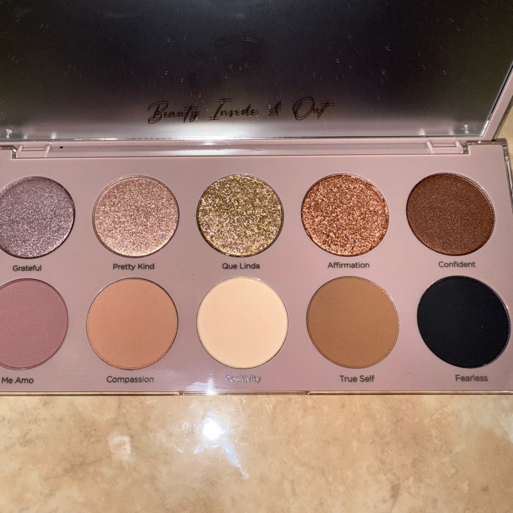 Dominique Essential Palette - Picture 7 of 7